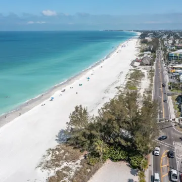 Villas By The Sea #2, Anna Maria Island Condo, one block from beach, heated pool Отели рядом с достопримечательностью «Пляж Кортес-Бич»