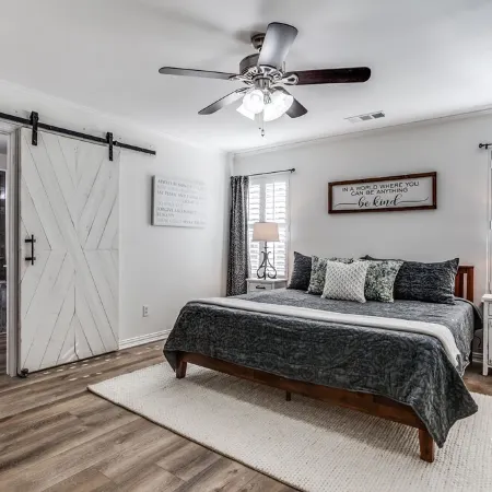 Rockwall Lux Retreat💥Pool&Spa💥Covered Patio-5min walk downtown-Parks-Trails-Lake