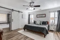 Rockwall Lux Retreat💥Pool&Spa💥Covered Patio-5min walk downtown-Parks-Trails-Lake