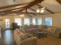 Lakefront Property with Boat Dock close to public boat ramp! Beautiful sunsets! Hotel a Leon County