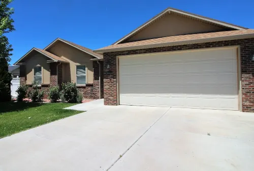 Great southside location, 2 mins to Bridges, fenced back yard, 2 car garage, AC!