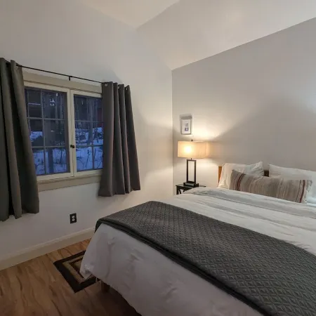 Riverfront Cottage 5 Minutes from Palisades Tahoe 10 minutes to Lake Tahoe