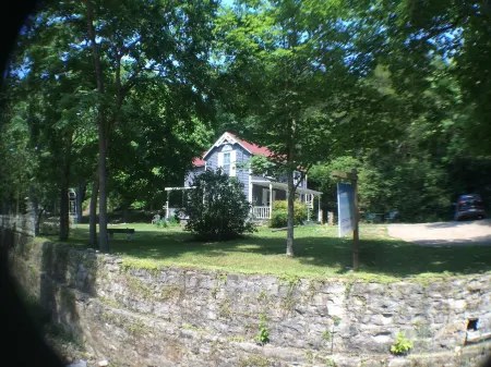 Downtown Eureka Springs Vacation Cottage