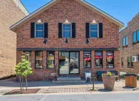 Spacious, Pet Friendly Apartment in the Heart of Downtown