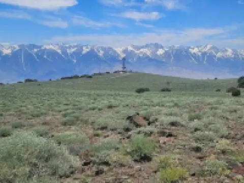 Large country home with 3 rooms and 3 baths Hotels in Lone Pine