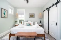 Just steps away - beach, pool, & attractions on the Emerald Isle! New Home. Bluewater Vacation Rentals Emerald Isle, NC附近的飯店