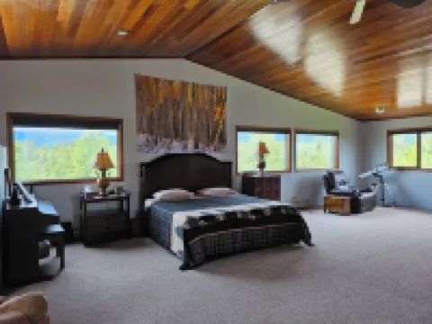 Spacious Lodge in Charming Palmer with Incredible Mountain Views