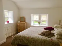 Characterful , pet friendly cottage ,sleeps 4 ,stunning views ,village location.