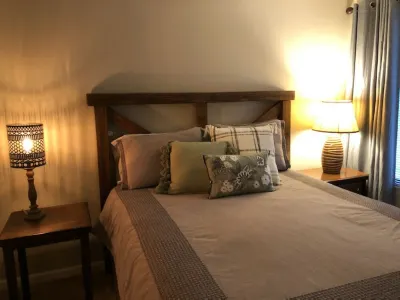 On the Little River in the heart of Townsend, with a beautiful view! Hotels near CAM Cabin Crafts