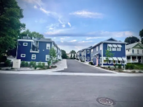 Riverwalk 100 on Pine Rivertownhome with gourmet kitchen~2 BR can sleep 8.