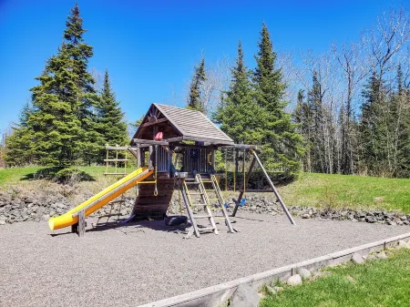 Lakefront Condo: Pool, Hot Tub, Sauna, Fireplaces, Deck