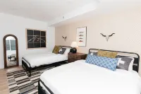 Ski&Tee Mountain Chalet: modern retreat w/ golf simulator, hot tub, & game room Hotels near Red Pine Gondola