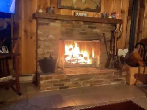 Family/Pet Friendly Cabin w/ Modern Upgrades: Minutes to Mountains, Farms, Lake 倫敦德里酒店