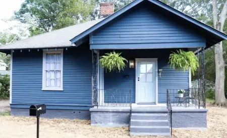 Walk to Downtown Monroe- The Blue Daisy Cottage