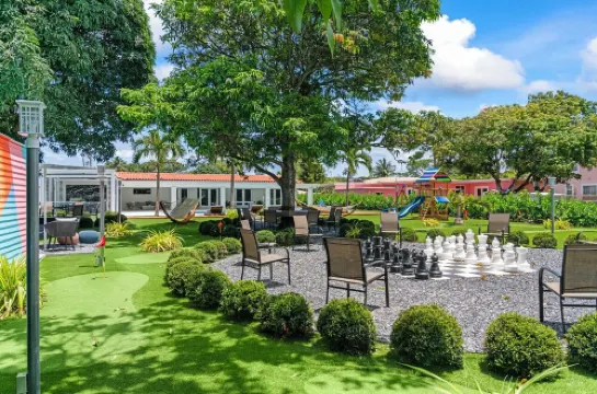 Luxurious Stay w/ Courts, BBQ, Fire Pit & H. Pool
