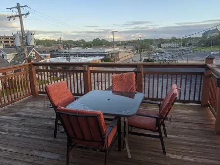 Modern meets Historic, Natural Lighting + High Ceilings, Near Metro Отели в г. Сент-Клэр