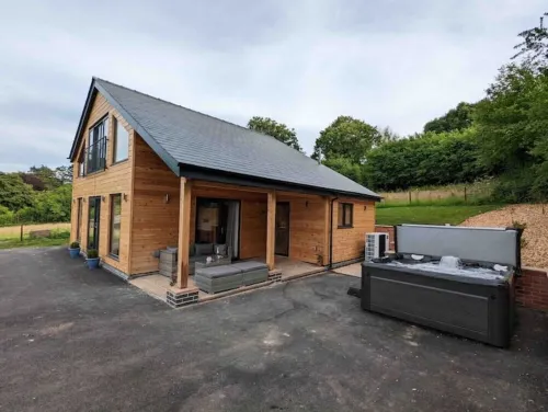 Unique 3 bed cabin with hot tub on Welsh border. Hotels in Presteigne
