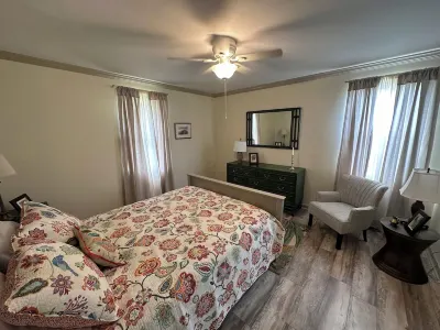 Charming 4-bedroom WATERFRONT house with AC and WiFi on Lake Marion