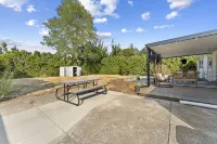 Fort Adobe 10 mins to Airport Large fenced Yard