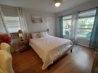 Romantic getaway, lakeview 5 min from the Downtown! Hotels near Livi & Tate