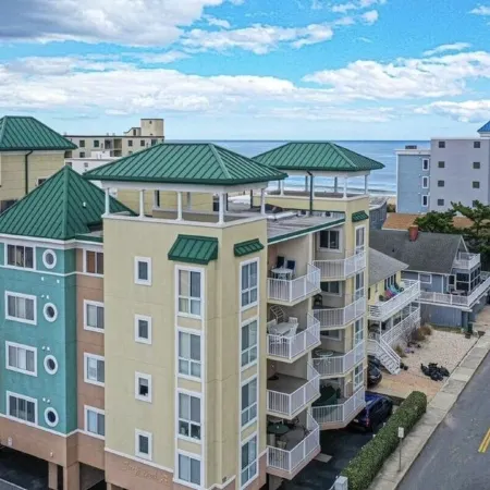 Fantastic Beach Condo, Linens Included!