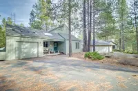 Charming and fully remodeled 2024 3-bedroom house with WiFi and AC in Sunriver