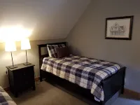 2 Bedroom Dog Friendly Cabin in Sunriver. 6 Sharc Passes Included. Hotels in Deschutes County