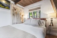 Hilltop 3-bedroom Retreat with Lake Views, AC, EV Charger at Lake Gregory - Balcony