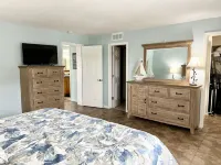 Large 1 Bedroom w/ Large Patio, Kayaks, Pickleball Courts, and on the Bay