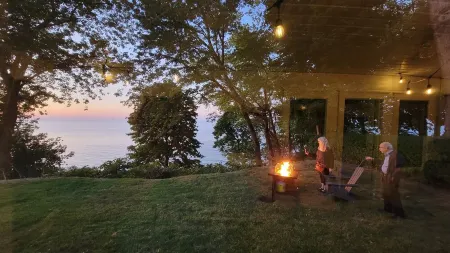 Charming vacation cottage since 1930 with a spectacular view of Lake Erie Отели в г. Ashtabula County