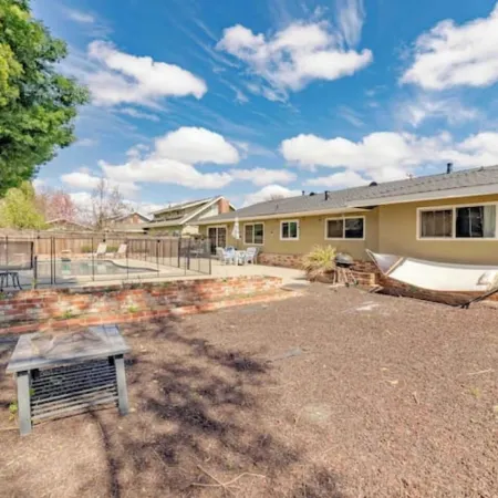 Yuba City Front Unit 5 beds 1 bath with Shared Pool, Laundry, Backyard