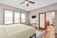 Spacious 2 BR★Sleep 4★Central Location★Parking Hotels in 