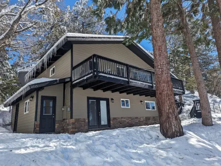 Nordic Holiday Home - Hot Tub, Sledding Hill, Included EV/Tesla Charger, Pets ok