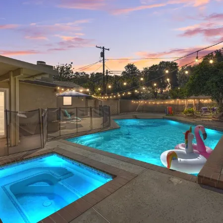 Pool - Game Room - FirePit - Free Parking - Sleeps 12 - Riverside Summer Getaway