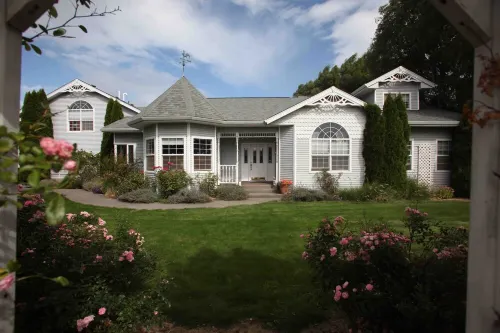 Family Friendly Home in Vineyard Next to Award Winning "Cathedral Ridge Winery