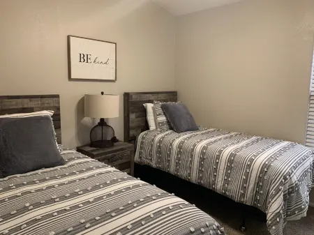 GORGEOUS DESERT GETAWAY WITH HEATED  POOL NEAR THE DUKE GOLF COURSE Отели рядом с достопримечательностью «Veranda Park»