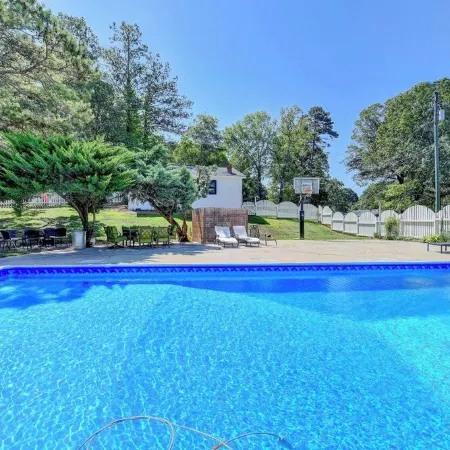 King St Retreat- Pvt Pool, Bball, Ping Pong, Pets OK