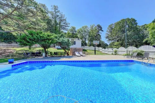 King St Retreat- Pvt Pool, Bball, Ping Pong, Pets OK