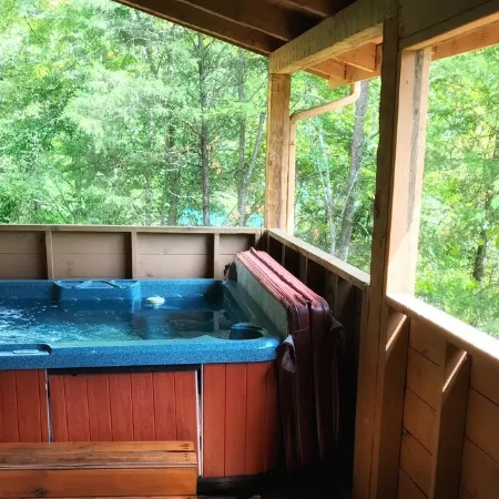 2/2 Log Cabin in the Smokies! Close to Dollywood! WIFI, HOT TUB, 2 KING ROOMS