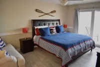 The Seascape Premier Beachfront Cottage: Gulf View, Pool, Hot Tub, BBQ, WiFi Hotels near Tiki Gardens - Indian Shores Beach Access