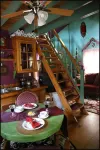 Secluded Romantic Dollhouse BnB in Downtown Historic District