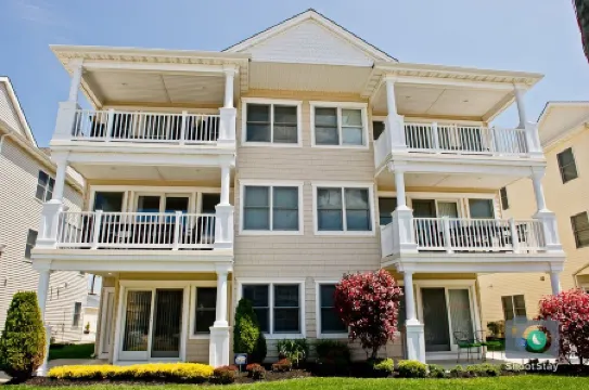 New 4BR Beach Block Home-Location, Location, Location!