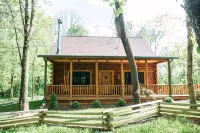 Cuddly Cub Luxury Cabin with Hot tub, wifi and wood burning fireplace