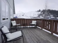 Escape to Serenity: Cozy Alaskan Retreat with Private Indoor Sauna