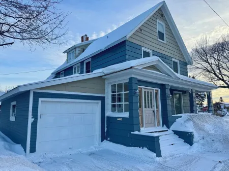 Spacious 7-bedroom house with WiFi, Garage, Sauna, and AC in amazing Calumet