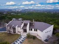 Luxury retreat, magnificent sunset views โรงแรมใกล้ทะเลสาบทราวิส