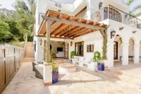 STUNNING private Designer villa/duplex in the top of Hollywood Hills. فنادق في 
