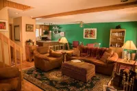 Cozy, Beautifully Furnished Condo 10  Minutes to Ski Resorts