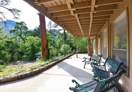 Oak Creek Retreat - Cozy Cabin by the River. Fish Hike Swim Pets OK Отели рядом с достопримечательностью «Парк штата Слайд Рок»