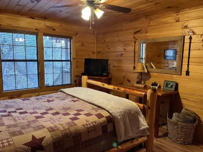 Sam's Place 2/2 w/Hot Tub in Mountains 15mins to Pigeon Forge or Gatlinburg Hotels near Great Smoky Mountains